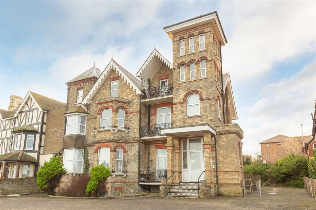 Lot: 140 - SEAFRONT BLOCK OF SIX FLATS ON GOOD SIZE PLOT - Attractive block of six flats on seafront